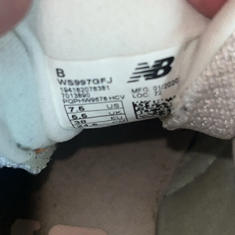 New Balance Women'997 'White Grey Pink' White and Pink Sneakers Size 7.5
